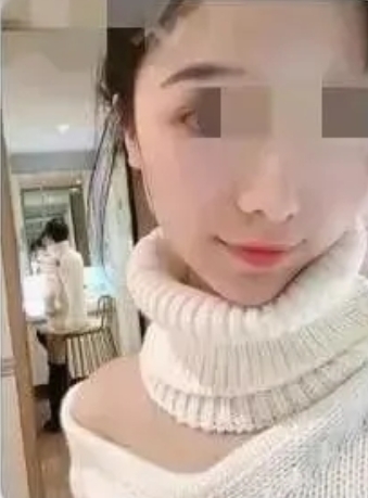 某传媒大学清纯女学生出轨,跪舔富二代。开放视频火了