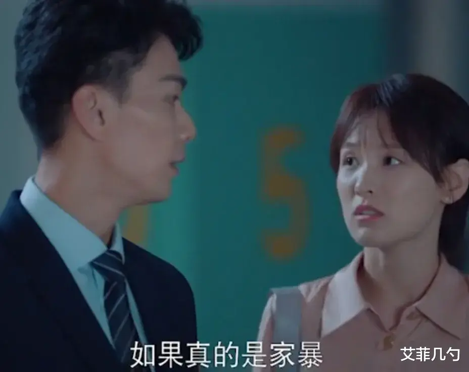 男医生看见自己领导被丈夫家暴,刚想要冲出去帮忙却被女同事一把拉住:家事
