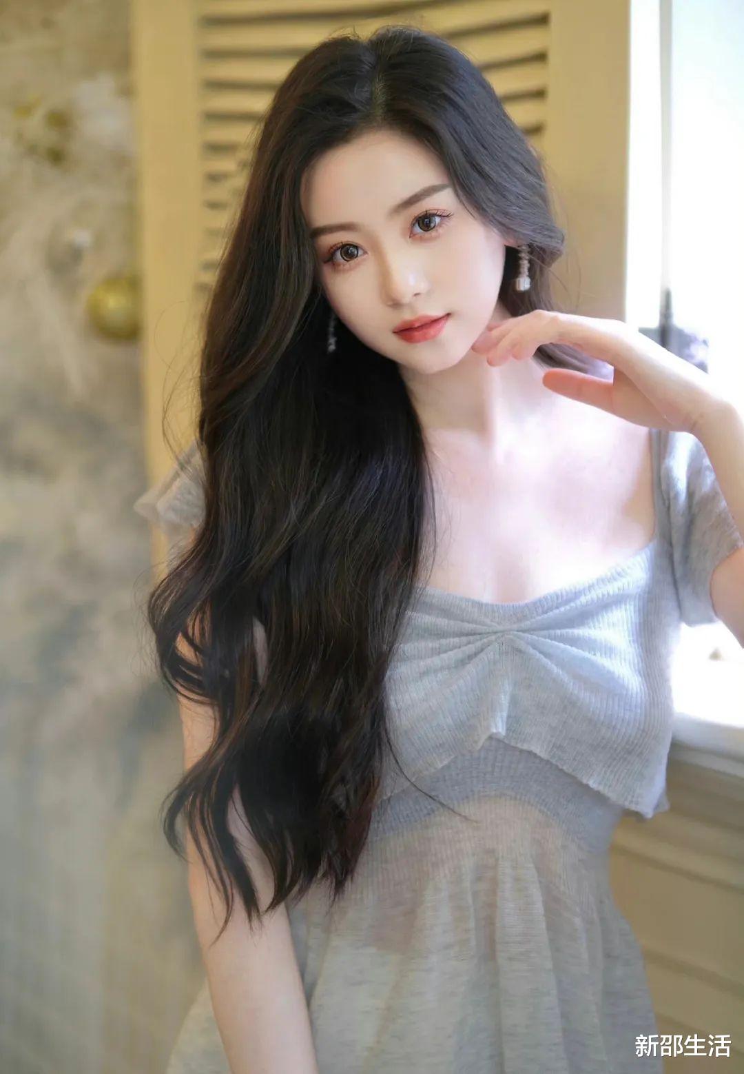 黄晓明|黄晓明疑似曾婚内出轨？女方有家室有孩子，颜值气质不输杨颖