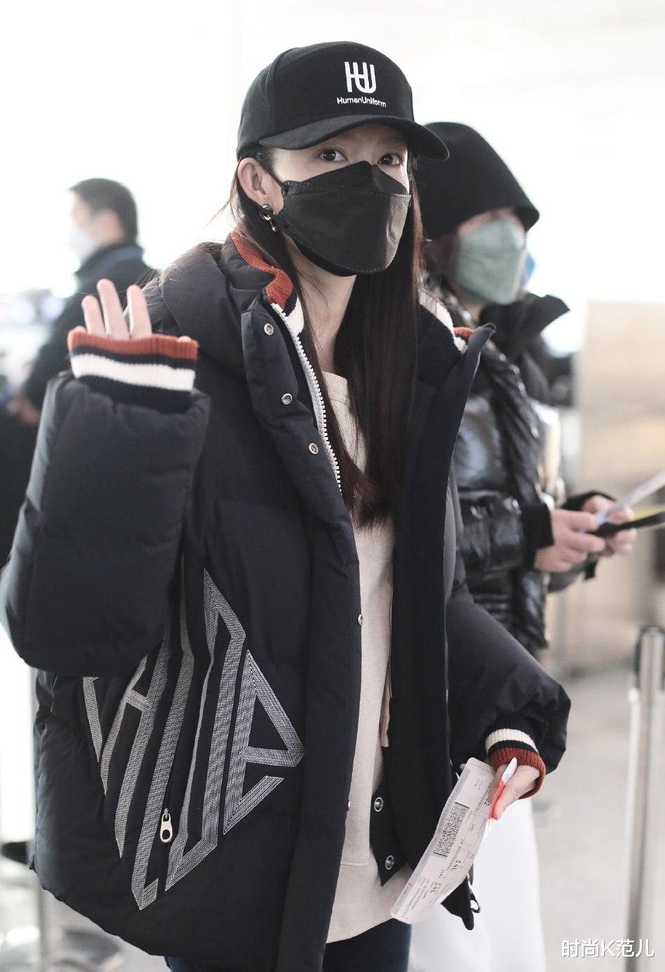 |李沁现身机场,短款羽绒服搭紧身牛仔裤,简约保暖很显活力!