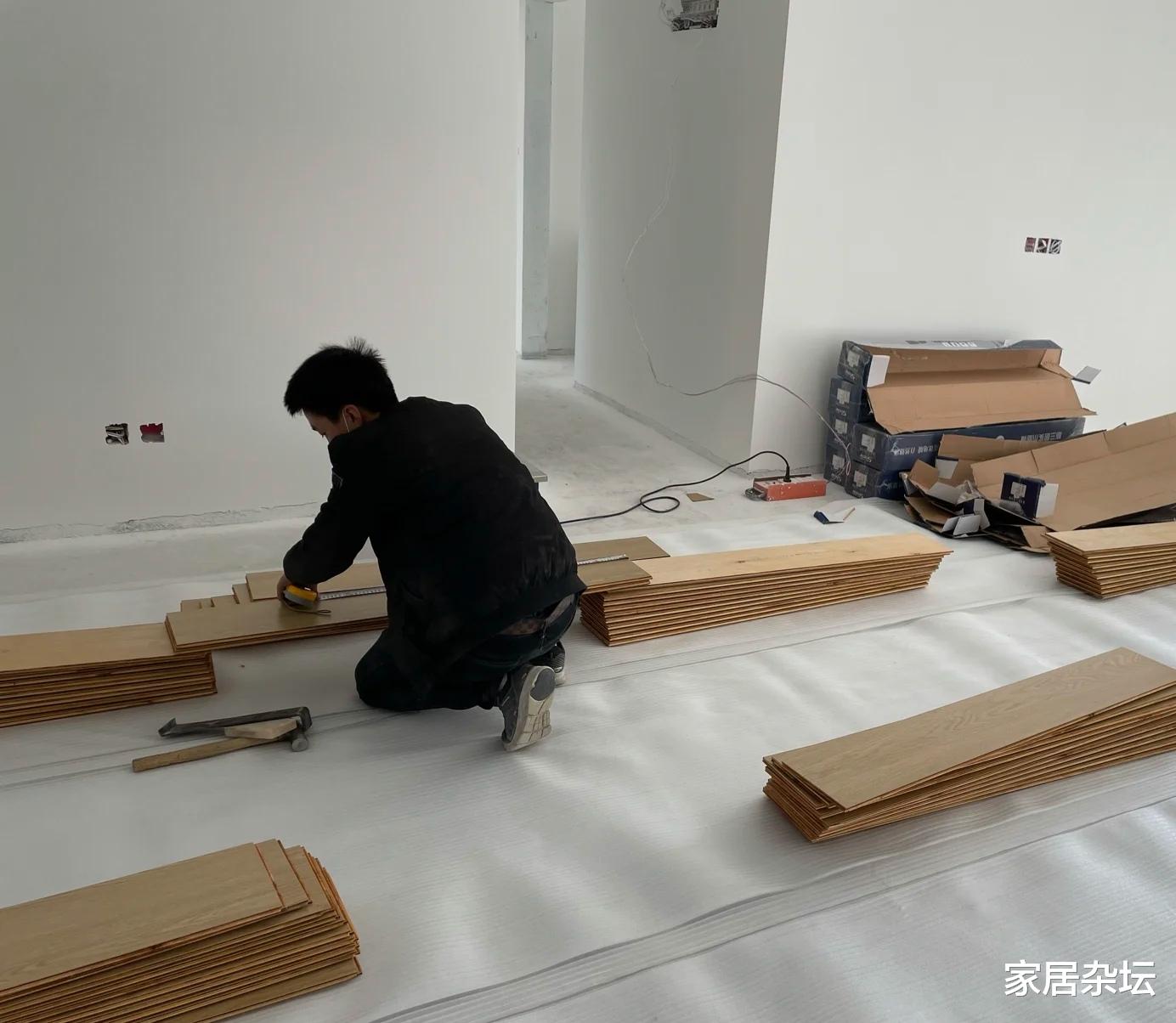 装修铺木地板要具备这些条件,否则,拱起、冒灰、有响声就很常见