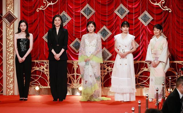 石原里美|35岁石原里美挺孕肚走红毯，粉色长袍裹全身密不透风，依旧尖下巴