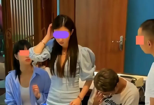 女子带弟妹组团相亲,点了一桌喜欢吃的菜,菜上桌,男子径直走了