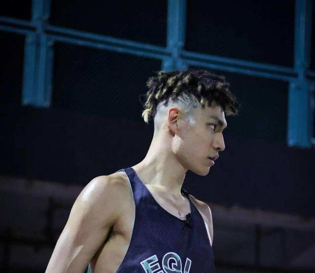 穿衣搭配|100多万人围观,“晏鼠组合”很强,但根本打不了退役职业球员!