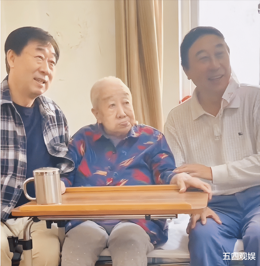 冯巩|重阳节冯巩去探望三姨，意外暴露显赫家世，网友评价：全家人共用一张脸
