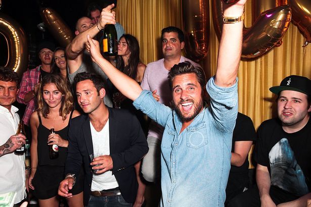 考特尼|卡戴珊家大姐结婚，全家出动，意大利小渔村，瞬间热闹了起来！