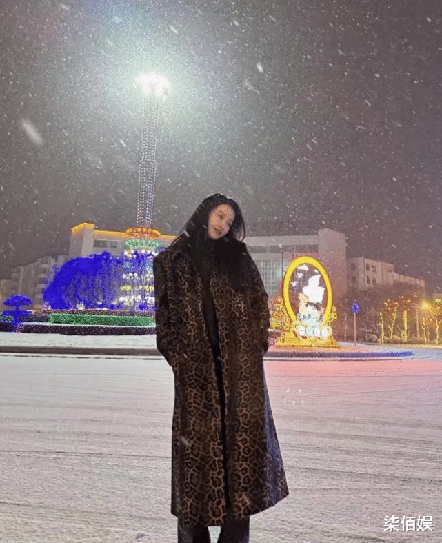 孙怡 孙怡从前夫董子健家接回女儿，带大福做美甲，母女手牵手超温馨