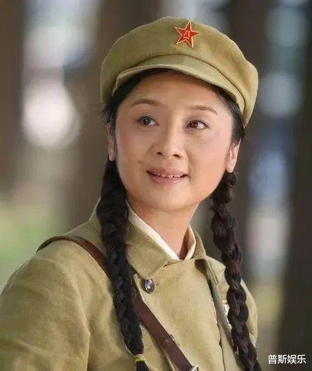 秦海璐|父亲离婚后娶小7岁秦海璐，他不如异母弟弟受宠，不管继母叫妈