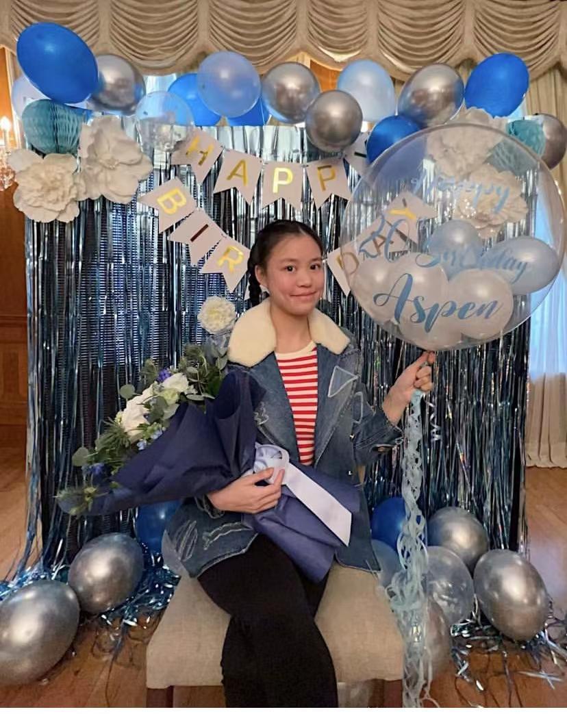 刘銮雄|香港女星狙击手刘銮雄女儿20岁生日!与富翁老爸长得神似