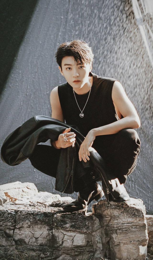 易烊千玺|同为TFBOYS成员，易烊千玺红得发紫，王俊凯四部新片能否超越千玺