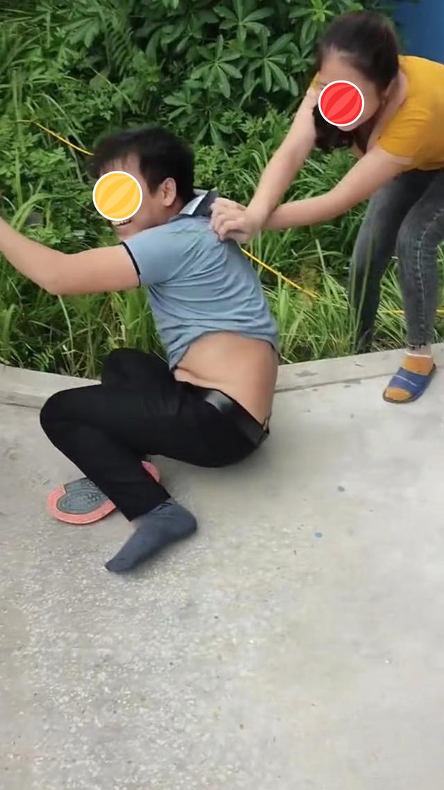 弟弟害羞不愿去相亲,三个姐姐把他绊倒在地,不让他逃跑