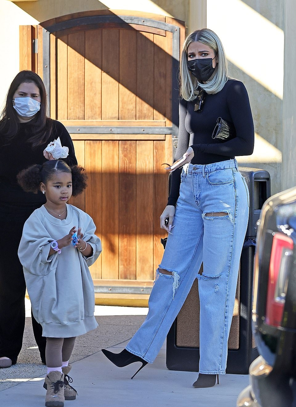 金·卡戴珊|科勒卡戴珊“漏斗形”身材缩水了?瘦好多,女儿穿卫衣太像汤普森