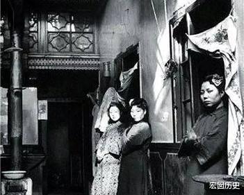 京城“八大胡同”的女子真实照片:一个个倚着门框,等着客人上门