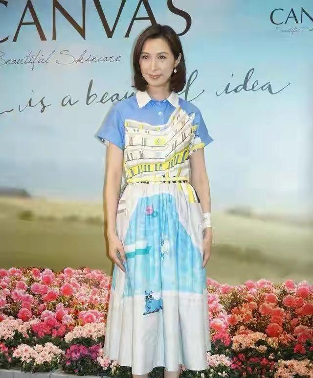 杨紫|刘青云携老婆亮相，郭蔼明穿露脐装、镂空裙，至少年轻20岁