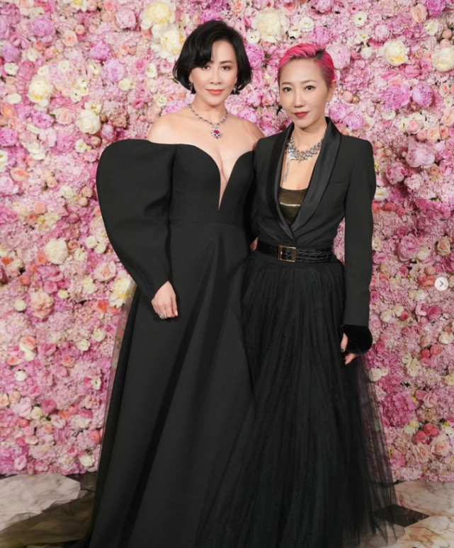 刘嘉玲|刘嘉玲晒温馨全家福为弟媳庆生，穿搭保守不抢风头，未见梁朝伟