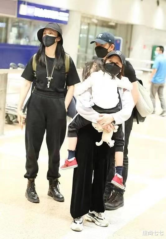 穿衣搭配|姚晨一家四口帅气出行数她帅，酷girl风打扮成主角，儿子超像爸爸