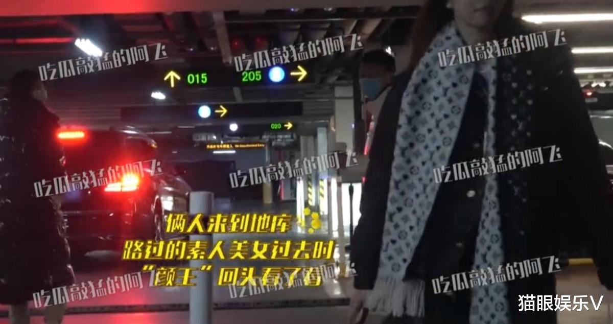 孙红雷|孙红雷带娇妻逛街,挽手走路像热恋,美女路过扭头看一眼转身就走