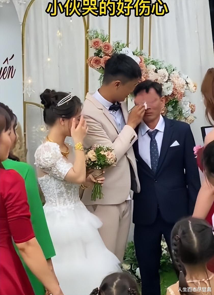 女友被兄弟挖了墙角,小伙在婚礼现场泣不成声:你一定要对她好
