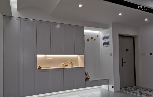 事实证明,装个卡座不限空间,只讲究舒适度,沙发、榻榻米都省了