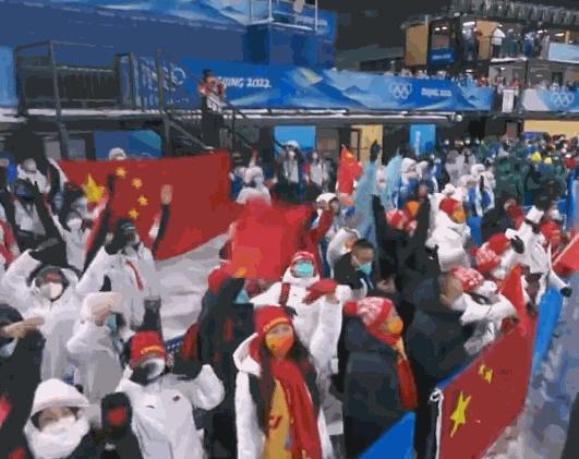 美国队|奥运四朝元老征服对手！美国名将拥抱祝贺：为你骄傲，你是冠军