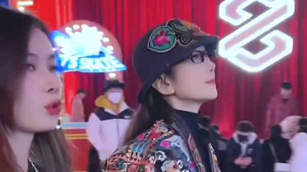 杨丽萍|65岁杨丽萍跨年生图曝光，打扮年轻状态极佳，身材纤瘦宛如少女