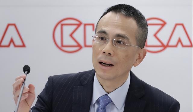 李嘉诚|李嘉诚长孙女李思德，藏起来养了22年，一露面就继承700亿财产