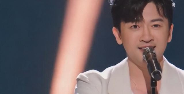 吴京|《披荆2》乖乖虎苏有朋唱《爱》，引发全场大合唱，网友：回忆杀