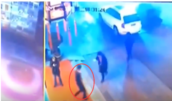 西安,男子一行人到酒店吃饭,带两瓶茅台酒,服务员主动帮忙开酒