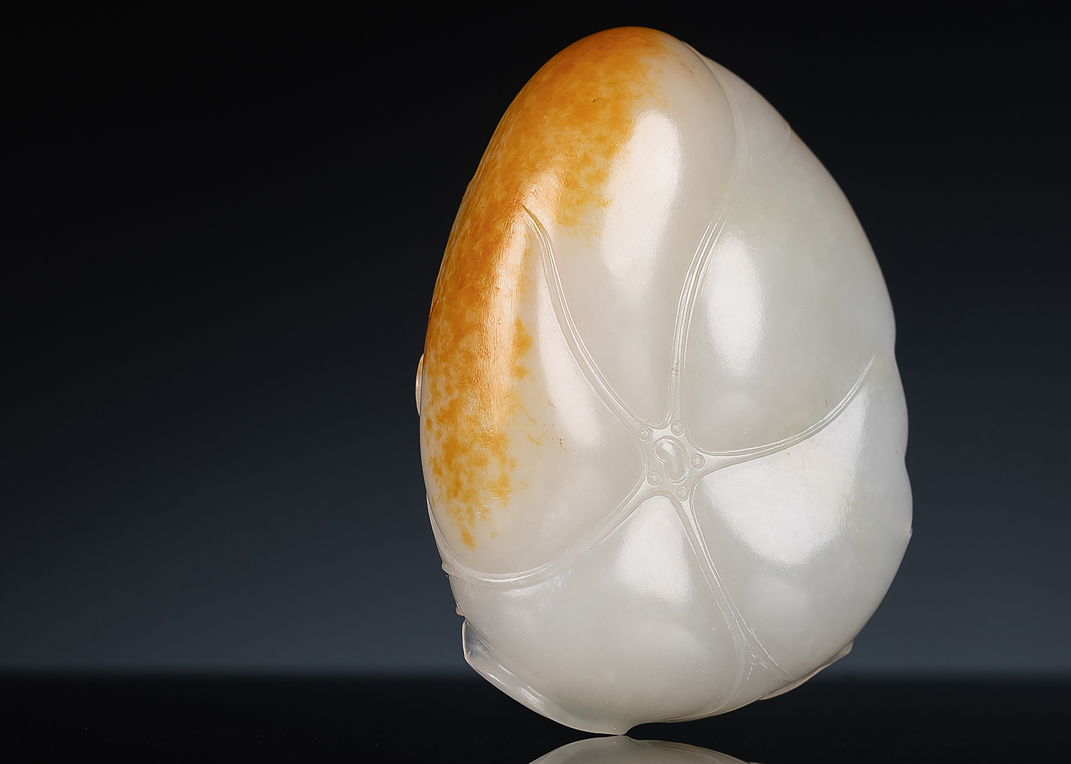 和田玉籽料|「朝隆合玉雕」和田玉籽料 红皮白肉 清莲香插 海派大师万德旭 制