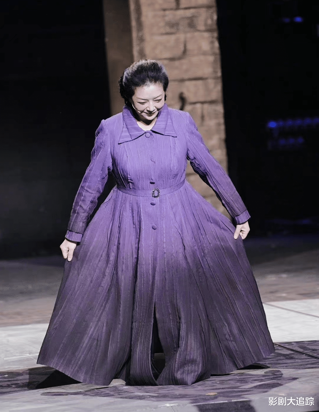 江珊|55岁江珊街边被偶遇！容颜不再变路人，身材臃肿眼角皱纹显苍老