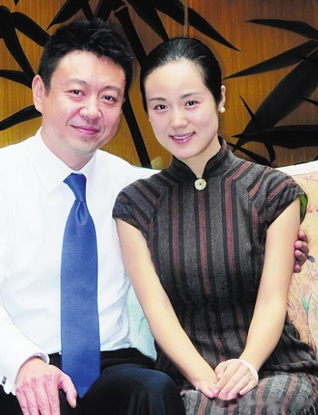 哈辉|央视名嘴杨柳:事业巅峰辞职,三婚娶小10岁歌唱家哈辉,47当父亲