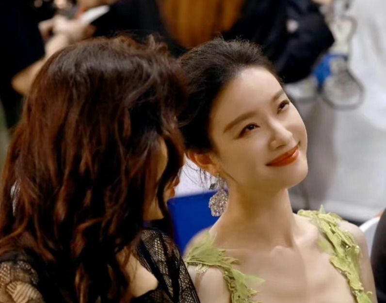 曾黎|岁月从不败美人！曾黎与倪妮同框好漂亮，与万茜同框很像姬圈大佬