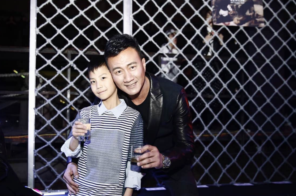 胡军|胡军儿子生日，刘嘉玲送30万金子200平豪宅，两人究竟有何关系?