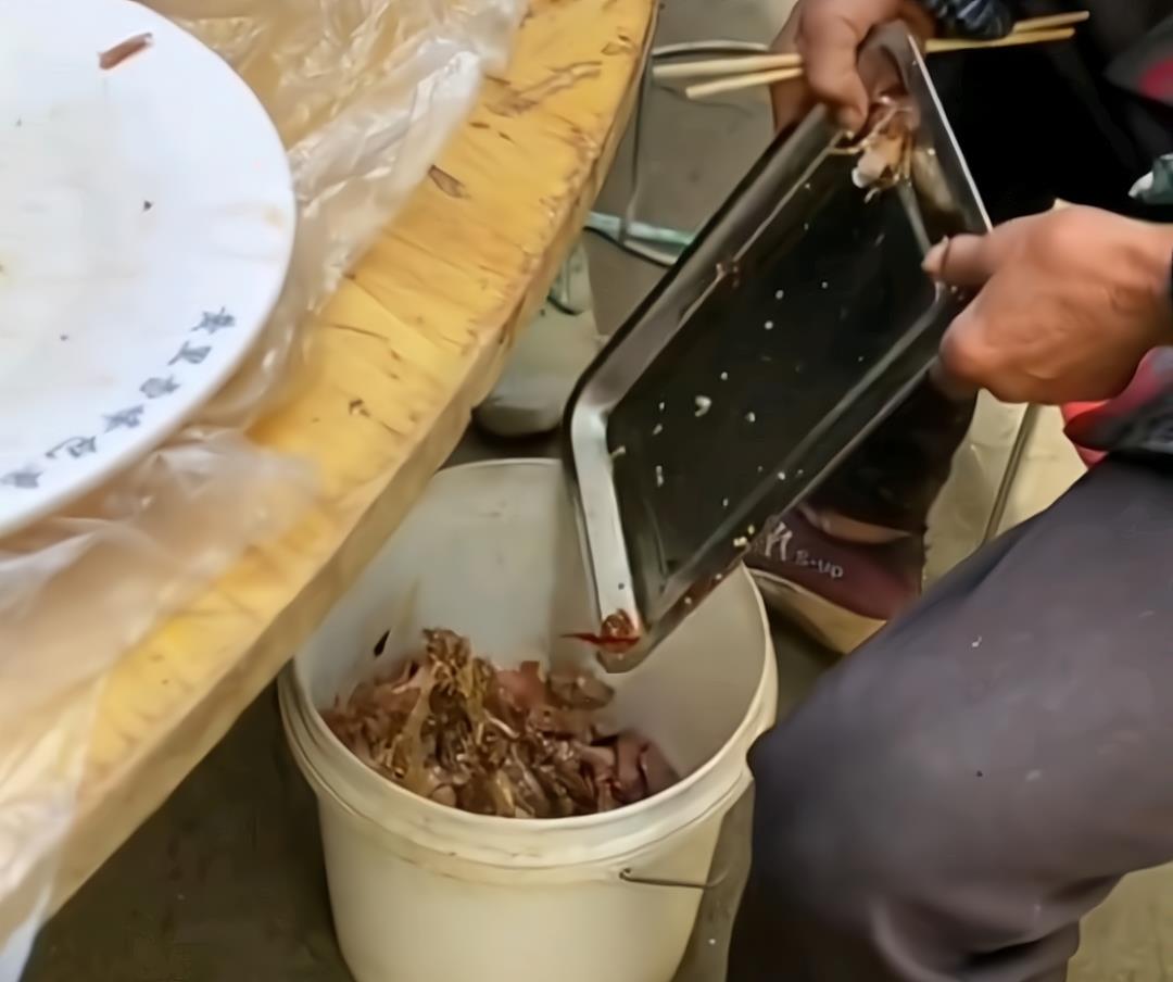 男子吃席,菜刚上来就被大爷直接端走,倒桶里打包,尝都没尝一下