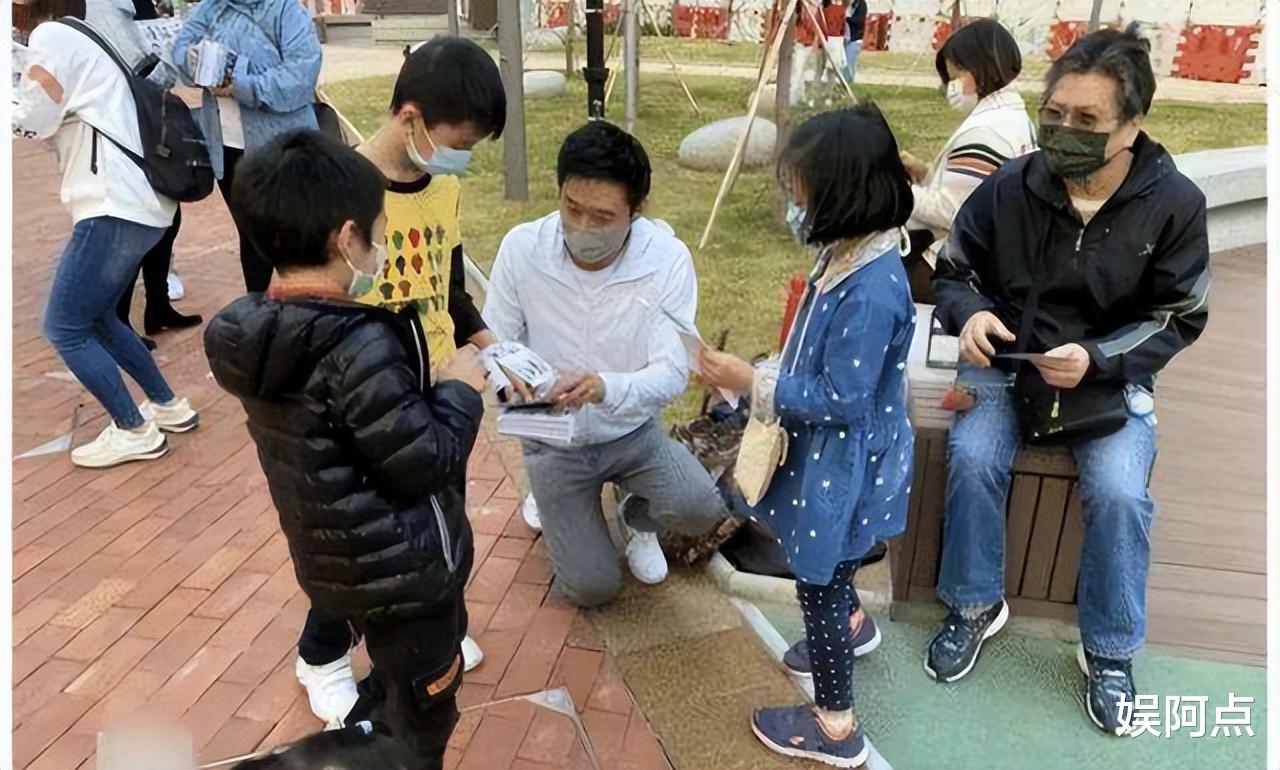 霍启山|“最佳小叔子”霍启山罕见现身,替郭晶晶照顾仨娃,38岁仍单身