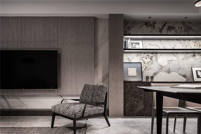 124平现代风三居室以深色和木色为主，引入光线让室内充满阳光