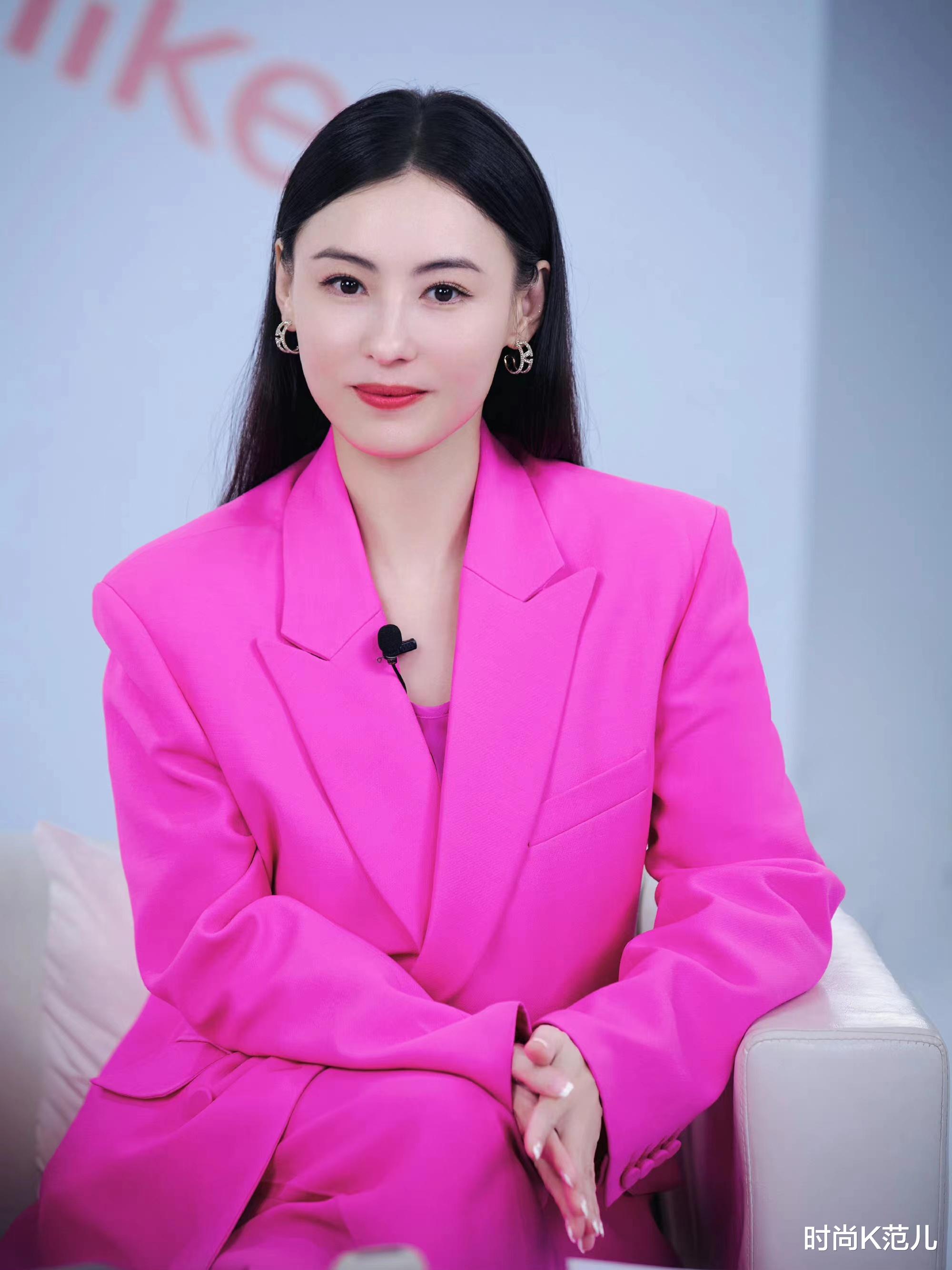 张柏芝换新发型，中分黑长直显女神范，穿芭比粉西装好亮眼！