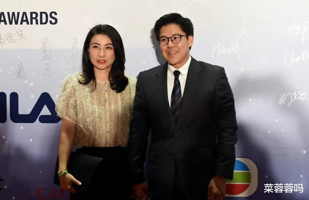 郭晶晶|郭晶晶和霍启刚夫妻合体拍写真！她一脸正气看着比老公还硬朗，太有当家主母的范儿