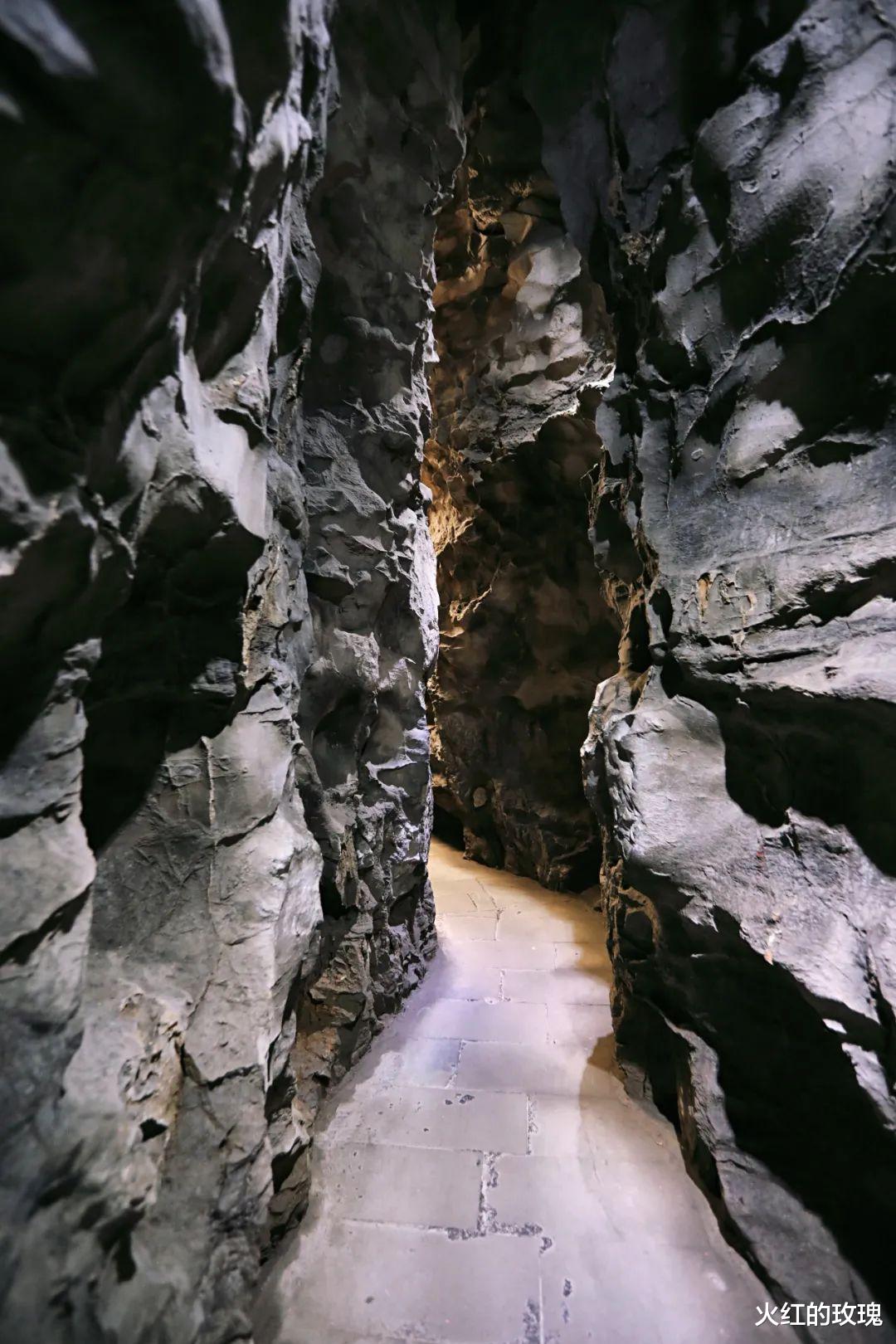 恒河|神奇！重庆深山发现一个巨洞，天上掉落一块巨石，神似佛像