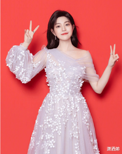 杨幂|陈妍希春晚实在太仙了，不得不怀疑当初她是否得罪了造型师