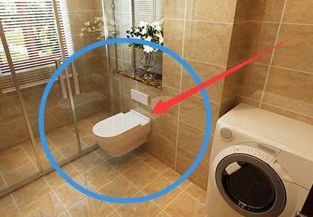 现在卫生间都装这种马桶,连水箱都没有,你见过底部悬空吗?