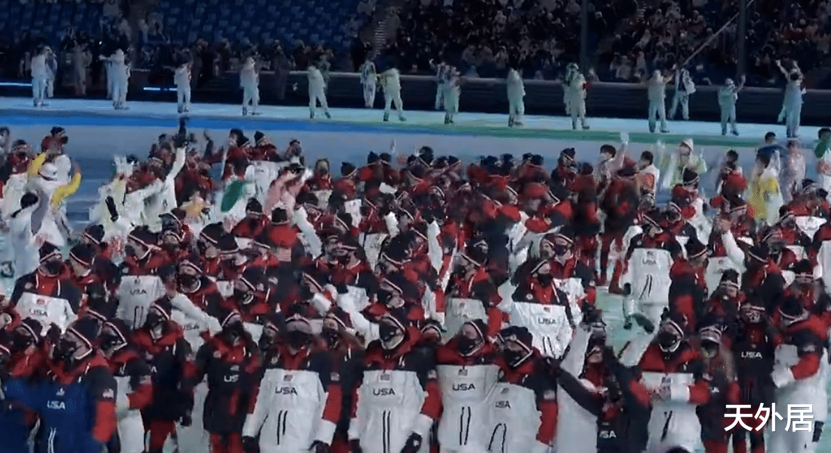 运动员|五星红旗和冰雪五环同框！运动员开心，小姐姐漂亮，开幕式获盛赞