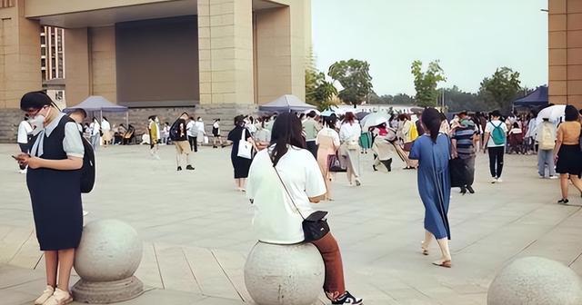 教师|孕妇参加教师招聘考试,被人批评瞎凑热闹,年轻女老师左右为难