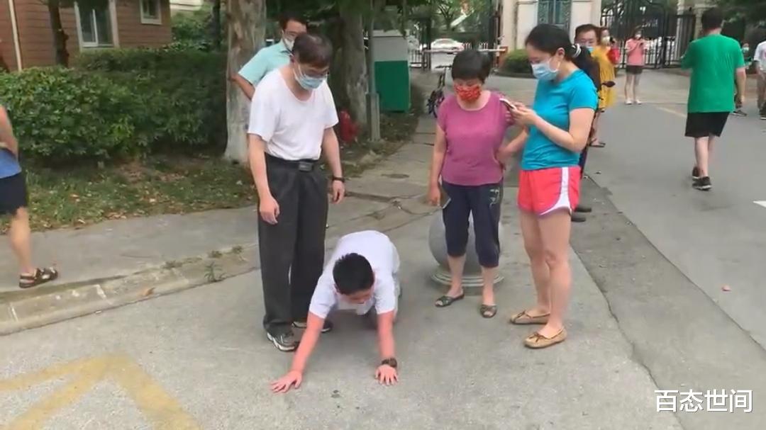 上海10岁男孩持菜刀要砍人，摔家长手机，掌掴长辈，家长呵护有加