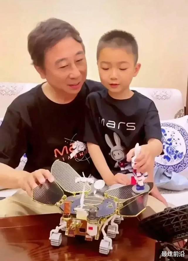 64岁冯巩带孙子玩，穿黑色基础款T恤儒雅随和，爷孙俩共用一张脸