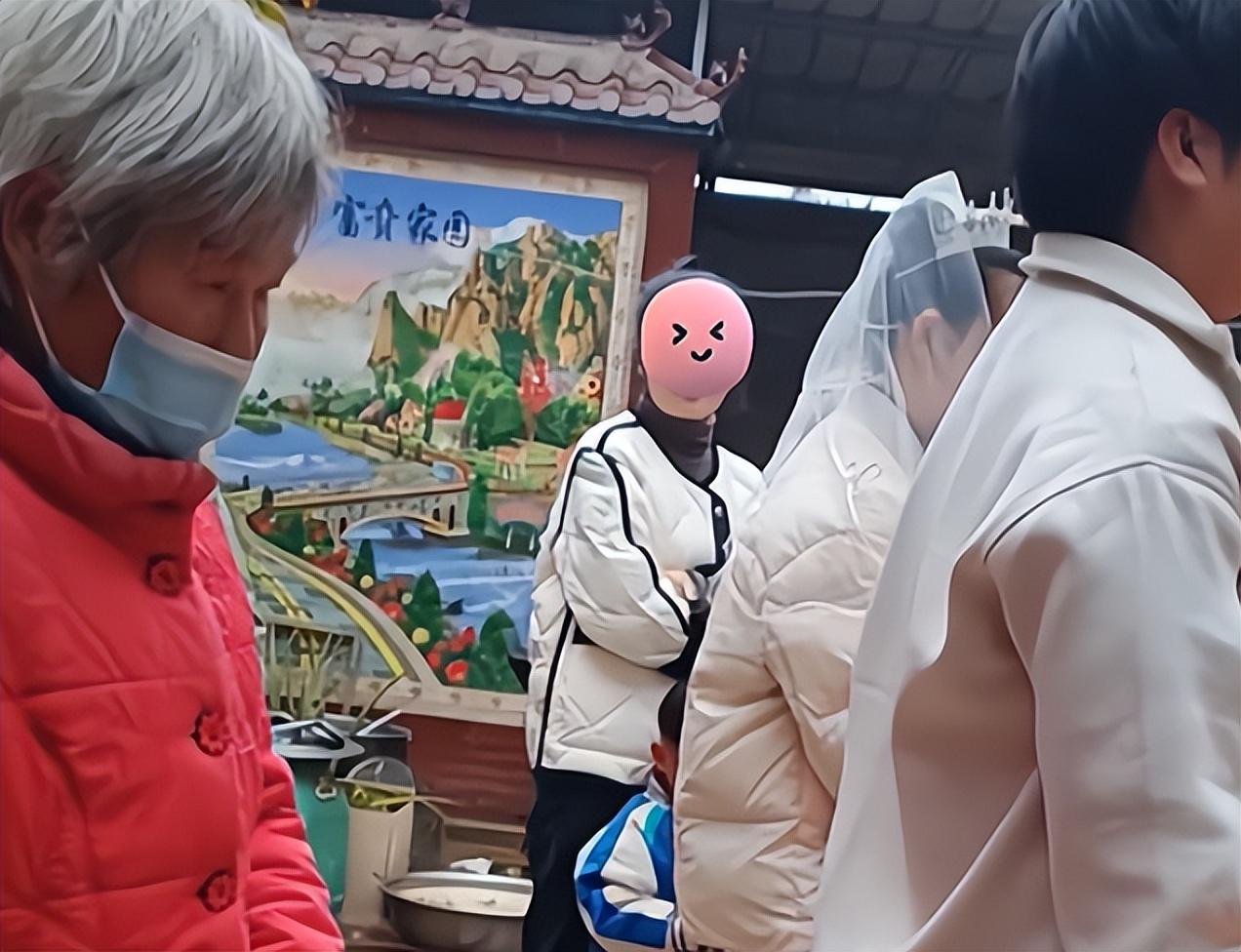河南女子结婚没有穿婚纱,仅仅身穿棉服戴头纱!知情人:新郎家太抠门了