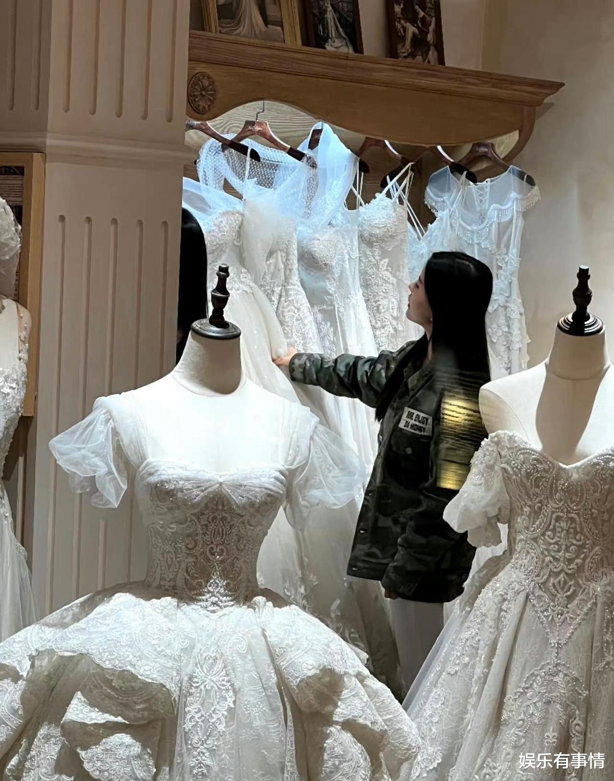 工作室|by2俩姐妹同逛婚纱店,网友提问是否好事将近,工作室回复被证实