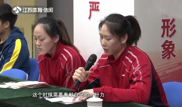 江苏女排|江苏女排新消息！周页彤现身集体活动，作为代表为“冠军林”揭牌