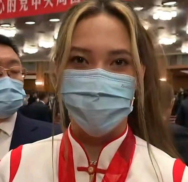 谷爱凌|谷爱凌接受新华社记者采访!中美混血少女表达爱国心,又提到馅饼