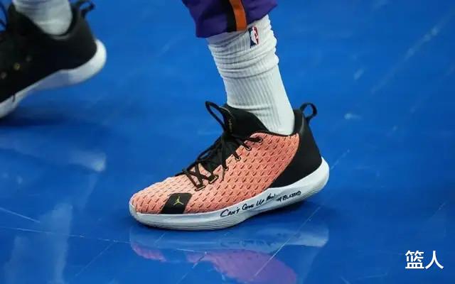 勒布朗·詹姆斯|NBA球员上脚：詹姆斯穿新球鞋，KT7海王配色很酷